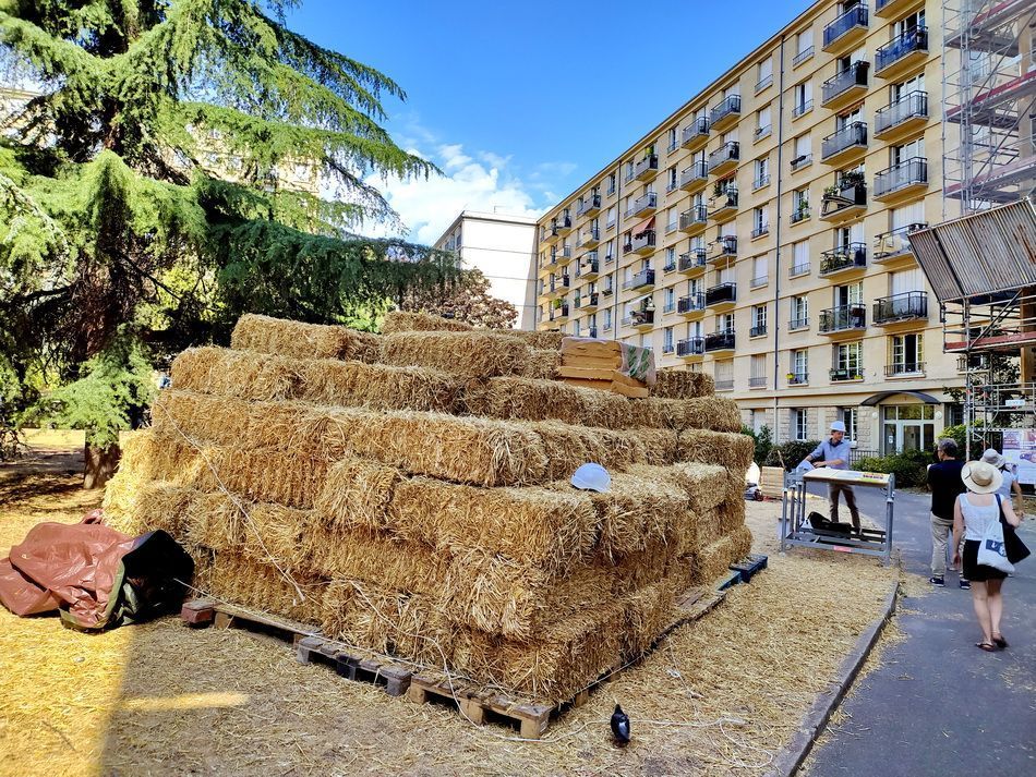 De la paille pour l'isolation par l’extérieur d'un immeuble existant en plein Paris