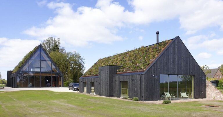 Une maison bois au toit vert et bardage en bois brulé à Westbroek (Pays-Bas)