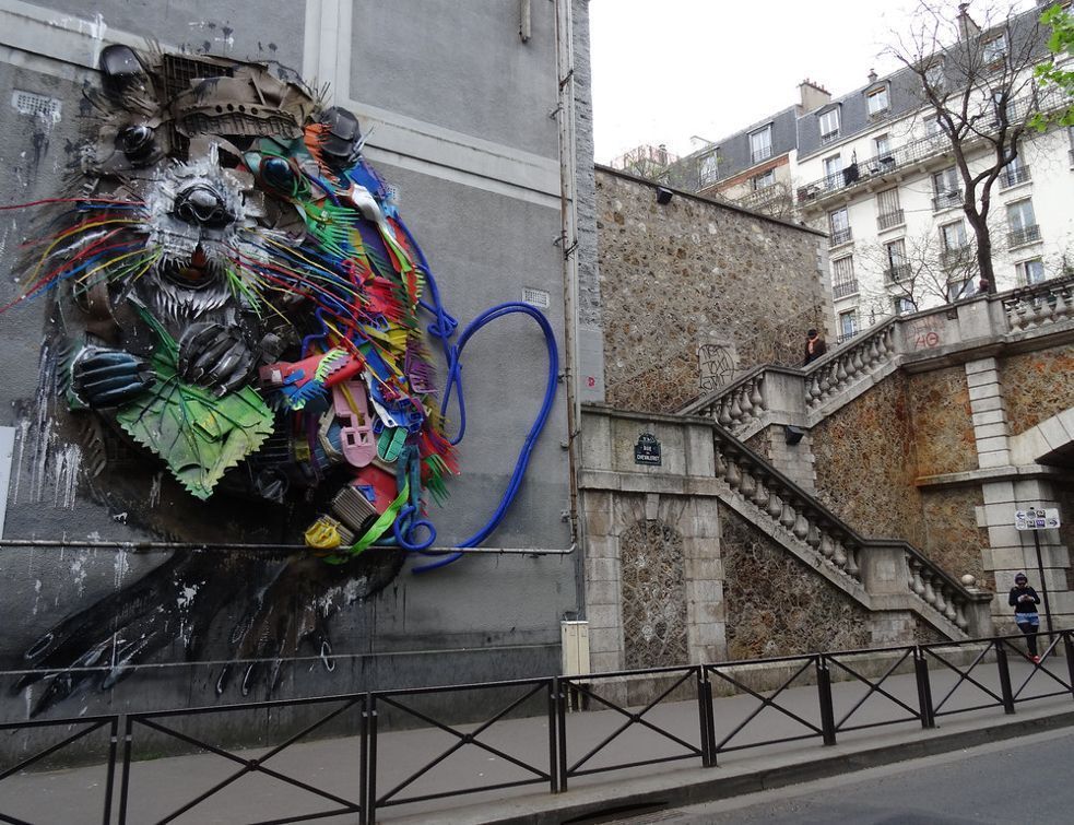Une immense oeuvre de street art nichée sur un toit parisien
