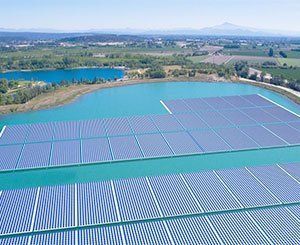 Premier électron pour la centrale solaire flottante de Piolenc