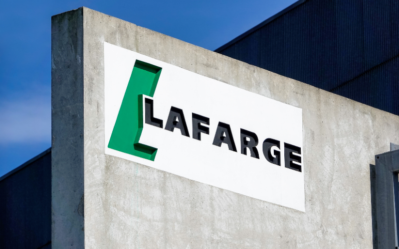 lafarge le groupe et huit personnes vont tre jug s pour financement du terrorisme