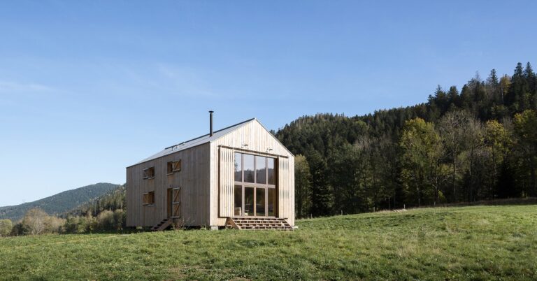 Une maison bois paille inspirée des granges de la vallée de Straiture (Fr-Vosges)