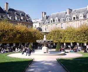 Mise à l'abri de quelque 600 personnes installées place des Vosges à Paris