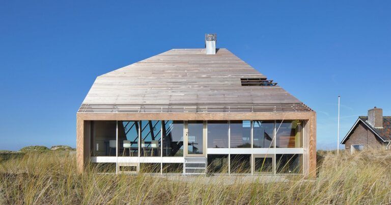 La maison des dunes camouflée sur une île hollandaise de la Mer du Nord