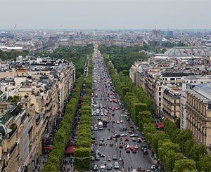 "Patinoire en hiver" et "voûtes d'arbres" : les Champs-Élysées bientôt relookés ?