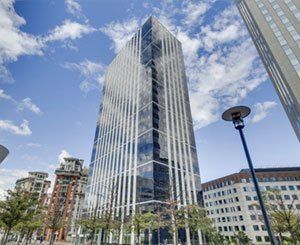 Petit, filiale de Vinci Construction France, livre la tour Emblem dans le quartier d’affaires de Paris La Défense (92)