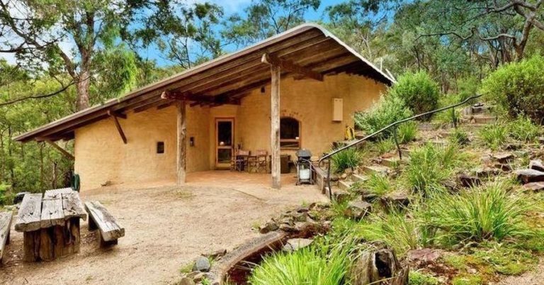 Terre crue et bois pour cette maison australienne
