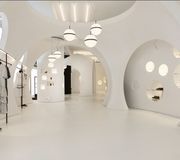Une boutique lunaire à Milan, par les architectes Giovanni Pacciani et Claudio Bignazzi