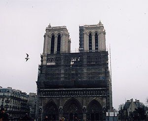 La restauration des monuments historiques, un marché de niche pour des travaux périlleux