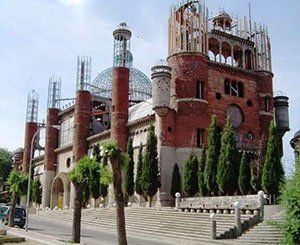 Près de Madrid, la "cathédrale" en matériaux de récup' bâtie par un ancien moine