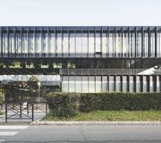 Déclinaison d'acier et de reflets, un lycée à Saint-Germain en Laye par COSA et Tank