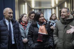 Anne Hidalgo mène campagne sur les fronts du logement abordable et Airbnb 