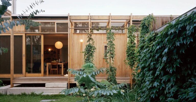 Une maison de Melbourne de style fédération, rénovée et agrandie avec un pavillon de jardin.
