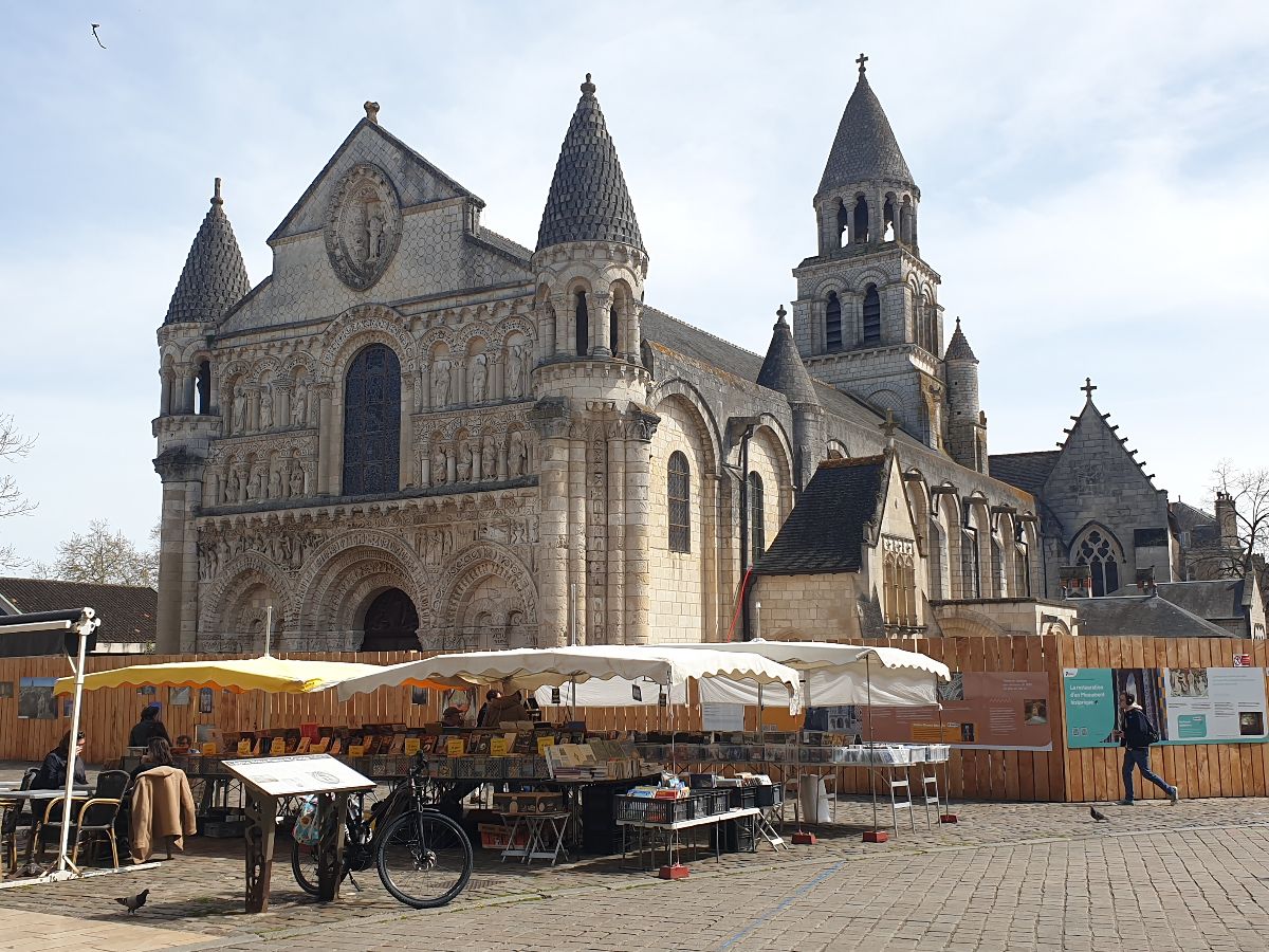 À Poitiers, un chantier d'exception pour sauver les trésors romans de Notre-Dame-la-Grande
