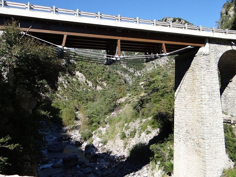 Plutôt petit pont de bois ou fin pont de béton fibré ?