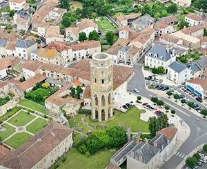 En visite à l'abbaye de Charroux édifiée au Moyen-Age