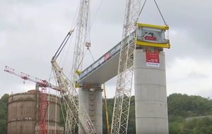 Pose des 50 premiers mètres du nouveau pont de Gênes