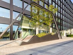 Une façade dynamique pour un centre d'affaires