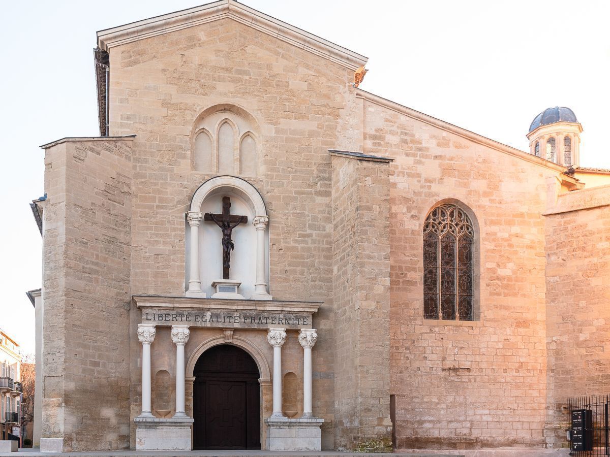 Vaucluse : des lustres originaux pour assurer le chauffage d'une église classée