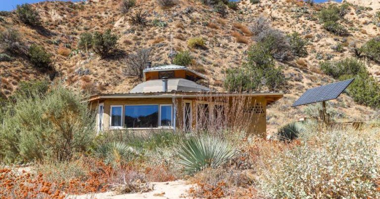 Une maison en terre autonome dans le désert californien