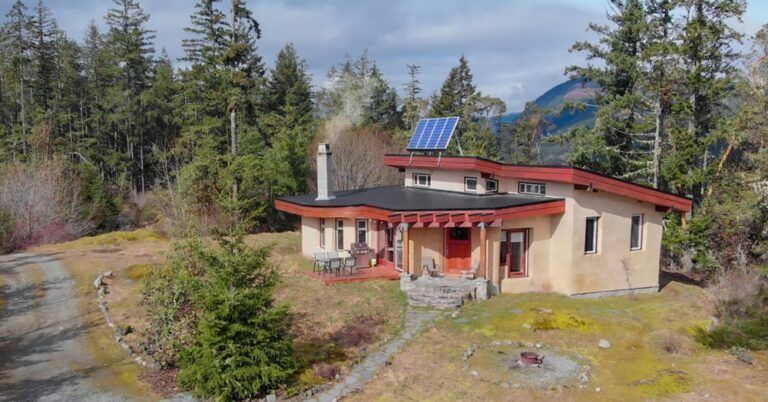 The Stoltz Bluff : une maison terre crue autonome sur l’île de Vancouver (Canada)