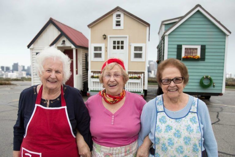 Des mamies construisent des tiny house pour vivre l’âge d’or en toute autonomie