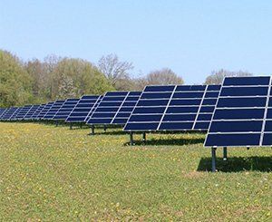 Inauguration d'un nouveau parc solaire géant à Gien dans le Loiret, mais la France encore loin du compte