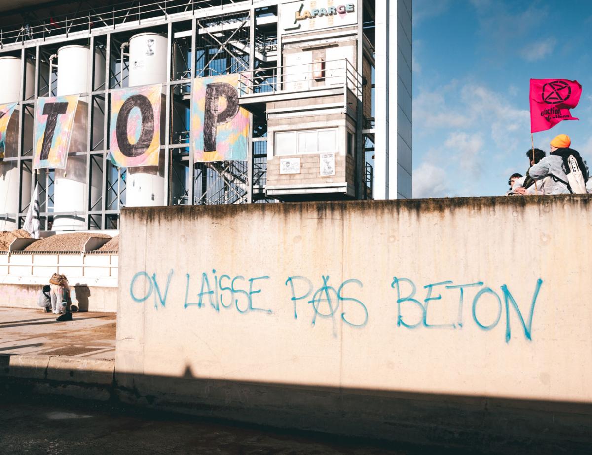 Nouvelle action d'Extinction Rébellion qui interpelle les candidats à Paris