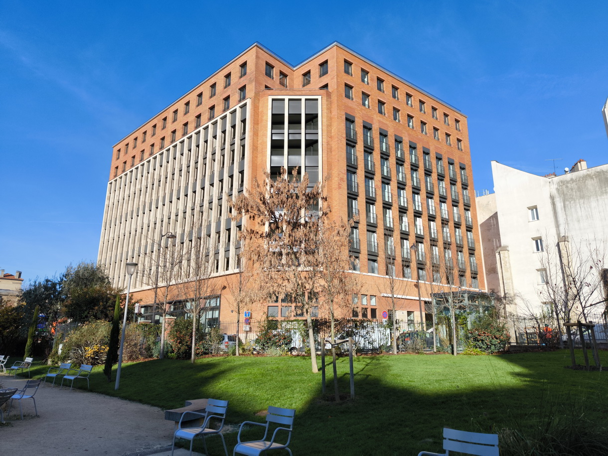 À Paris, la Poste Magenta se transforme en logements, coworking et ... bureau de poste