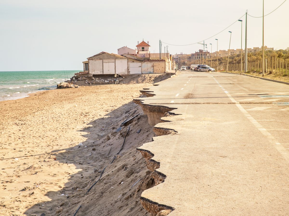 Érosion côtière : plus de 5.000 logements menacés et 200 routes coupées d'ici à 2050