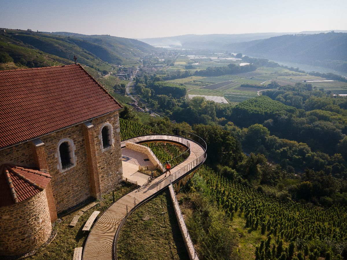 Un belvédère à couper le souffle au-dessus des terrasses viticoles de Condrieu