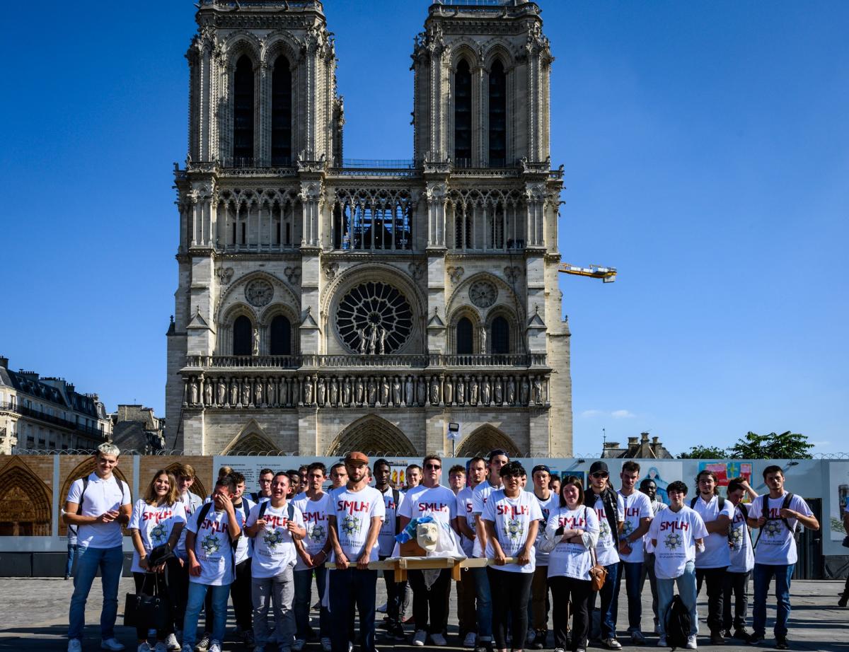 100 jeunes « sur la route des maçons » avec une gargouille pour Notre-Dame