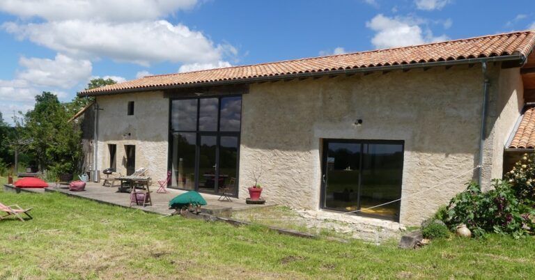 Une maison ancienne rénovée en matériaux locaux à Vausseroux (FR-79) #BGT 005