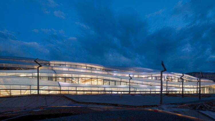 Gare de Rennes, là-haut sur la colline qui enjambe le faisceau ferroviaire