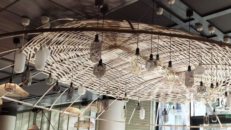 Un luminaire monumental en bambou pour le Novotel Porte de Versailles