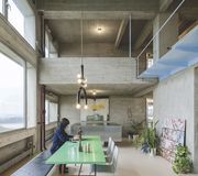 Domestiquer la grande hauteur : un duplex rénové dans une tour, par Studio Okami