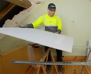Découper un isolant en fibre de bois ? L'exemple avec Isonat Flex | La Minute Isolation Isover