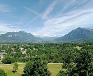 Dans la vallée de l'Arve, le Mont-Blanc surplombe une chape de pollution