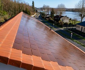Réhabilitation thermique des Services Techniques de Rives-en-Seine : la plus grande toiture en tuiles terre cuite HP10 Solaire en France
