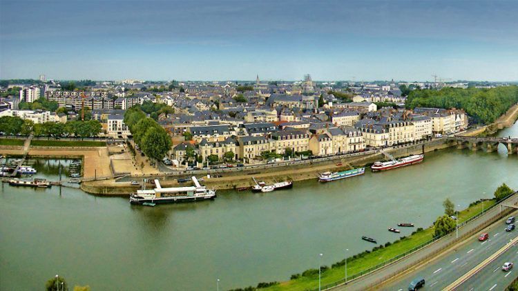 Entre la métropole et la campagne, la ville