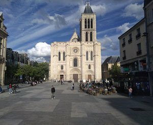 Reconstruction de la flèche de la basilique cathédrale Saint-Denis et plongée dans son histoire : le chantier monte en puissance