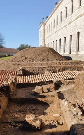 Incroyable système de toiture enterrée à l’abbaye de Sorde