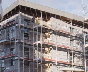 Chantier préfabriqué avec le système webertherm XM roche