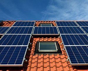 Face à la flambée des prix de l'énergie, de plus en plus de Français se tournent vers l’autoconsommation solaire