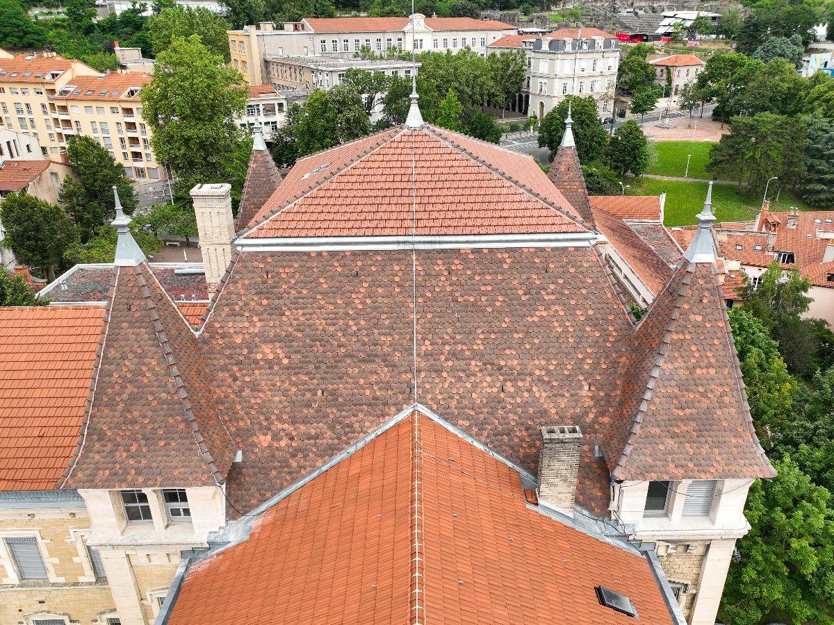 Au coeur d'un chantier de restauration d'une toiture historique d'un lycée lyonnais 