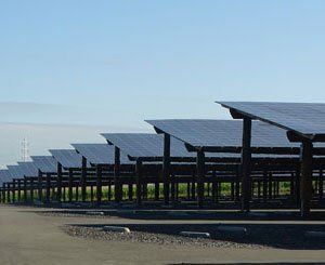 Installer des ombrières photovoltaïques sur les parkings de supermarchés produirait l'équivalent d'un EPR par an
