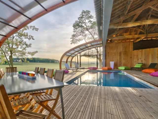 Un abri en bois ferme un hangar pour une piscine dedans/dehors