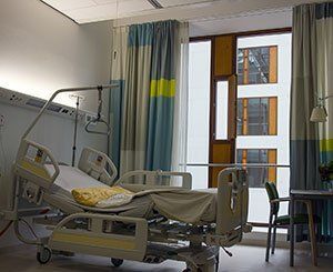 Covid-19 : plâtrier de profession, il est venu travailler en clinique "pour se rendre utile"