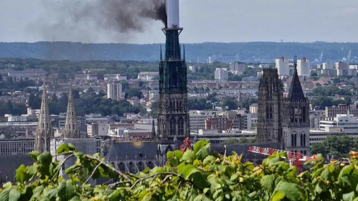 L'incendie de la flèche (en rénovation) de la cathédrale de Rouen a été maîtrisé