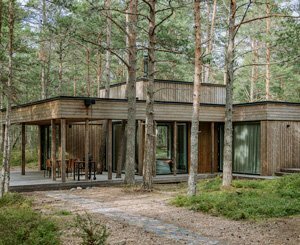 Le bois Kebony, lien naturel entre le Dirhami Nature Resort et son paysage